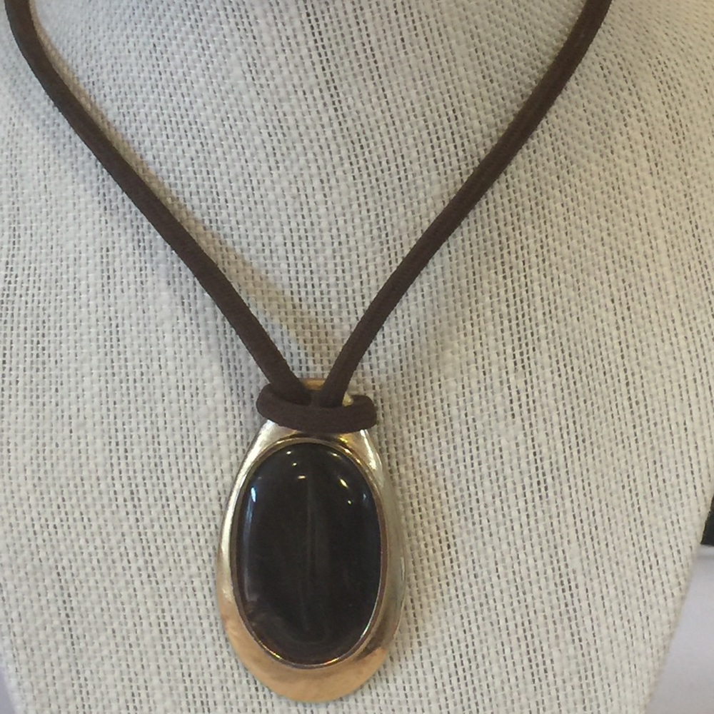 Pendant choker necklace