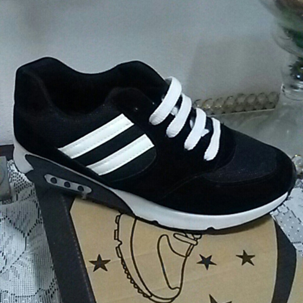 Super cute black and white sneakers!