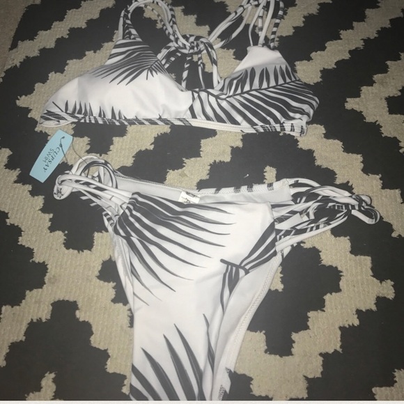 Bikini - Picture 3 of 3