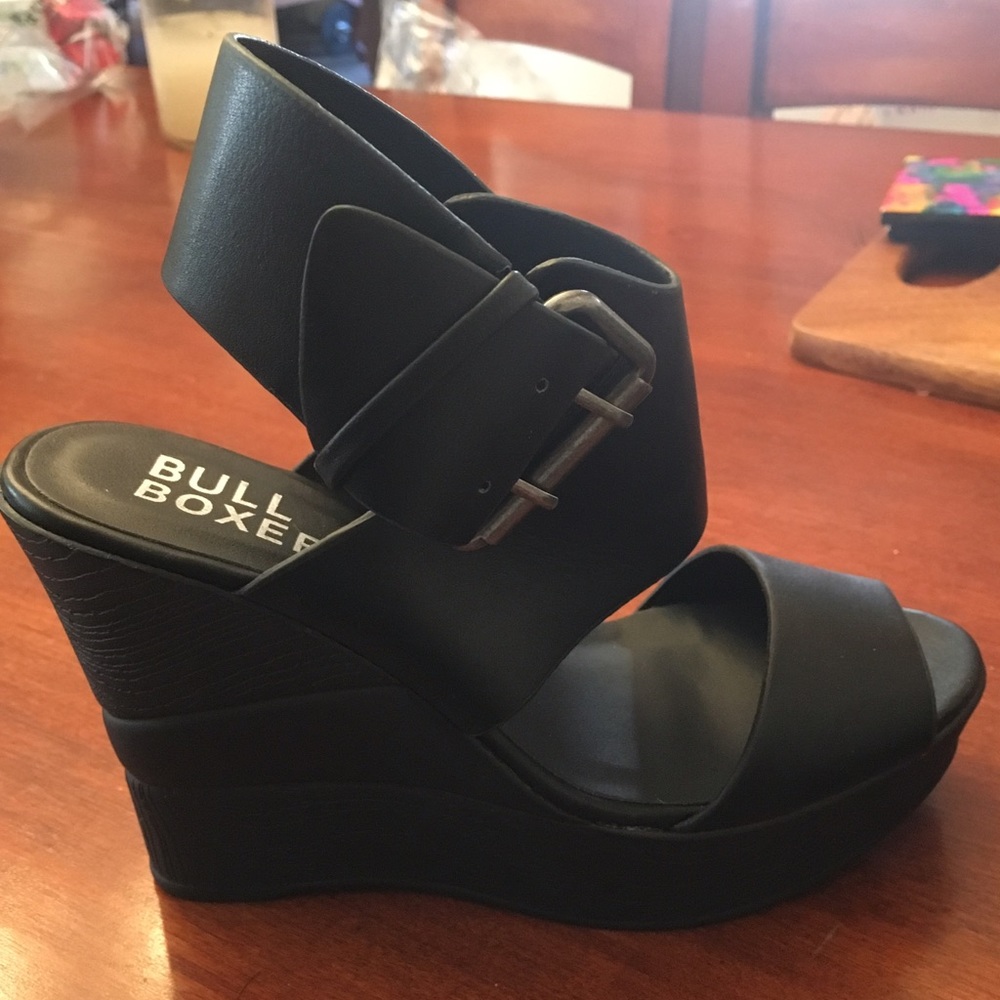 NEVER BEEN WORN Bull Boxer size 7 wedge