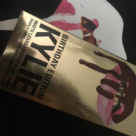 Kylie Cosmetics 🎉 Birthday Edition | beautori Kylie Birthday Collection Leo Lipstick and Liner
