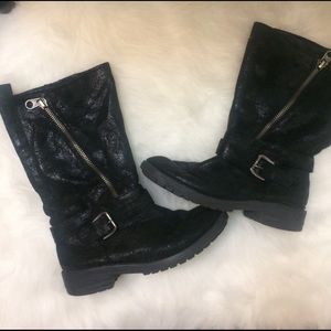 Cute black boots!! Good condition!!