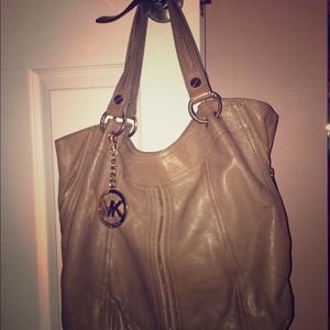 >>> Taupe Michael Kors Purse <<<<