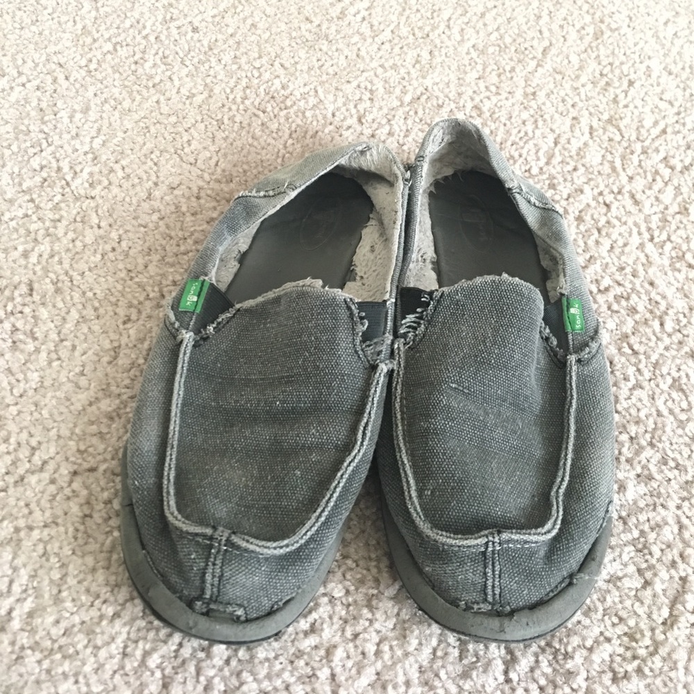 Grey fur lined sanuks!