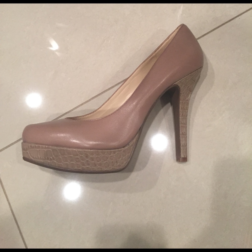 Nine West nude pumps