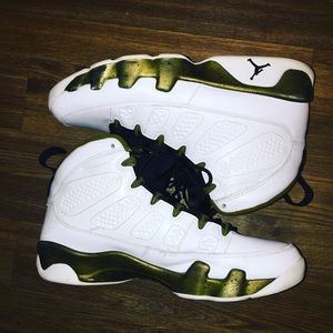 Retro Jordan Statue 9s