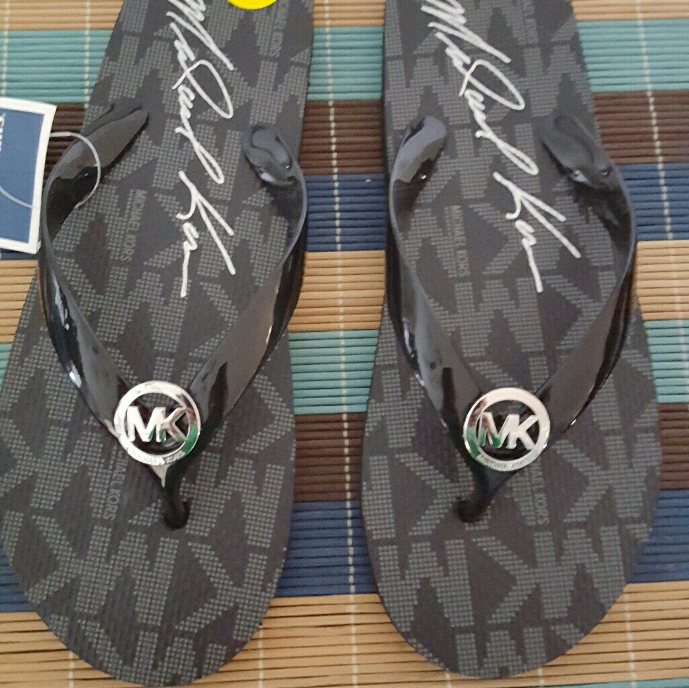 MK Flip Flops Sz. 9