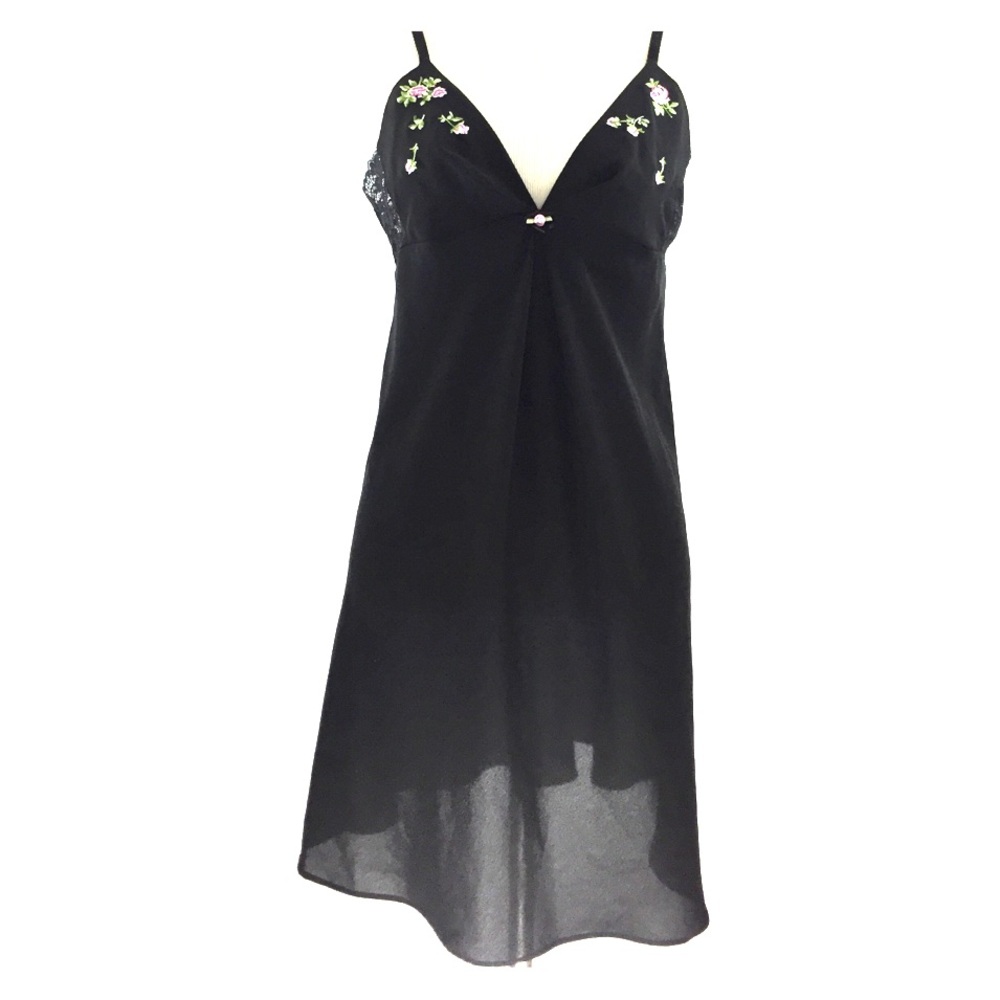 Oscar De La Renta negligee with rose embroidery