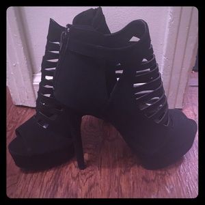 BlAck Suede Stilettos!