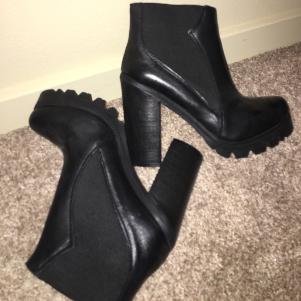 BRAND NEW! Italian Chelsea boots 37= 6 1/2