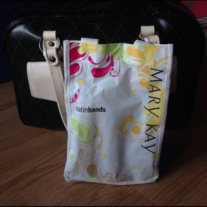 Mary Kay Satin Hands Set