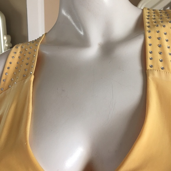 Yellow top it's large but fits medium - Picture 3 of 7