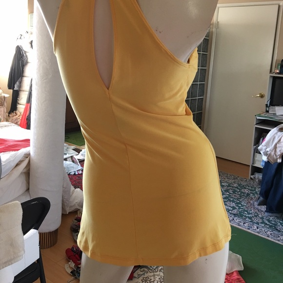 Yellow top it's large but fits medium - Picture 5 of 7