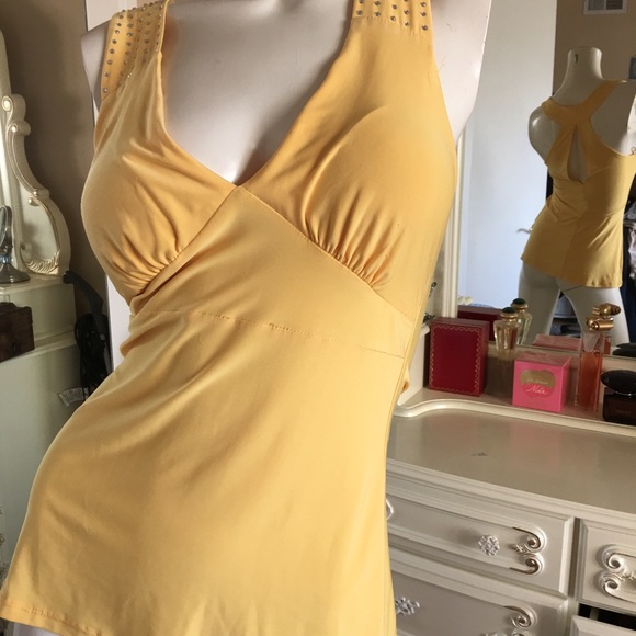 Yellow top it's large but fits medium - Picture 7 of 7