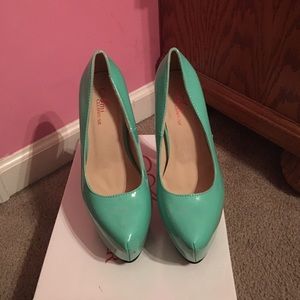 Beautiful Closed Toe Green Pumps