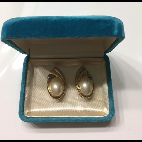 Vintage Pearl Clip Earrings - Picture 1 of 2
