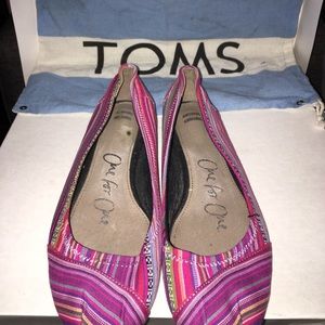 Beautiful Toms New with Bag