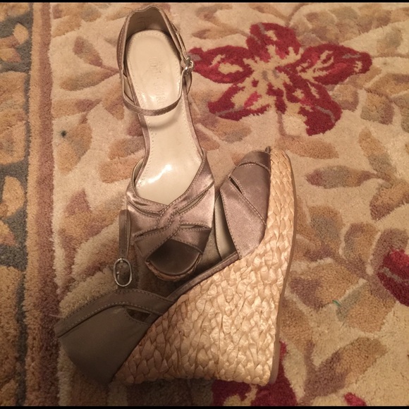 7 1/2 COLIN STUART Taupe Satin and Rope Wedges - Picture 2 of 3