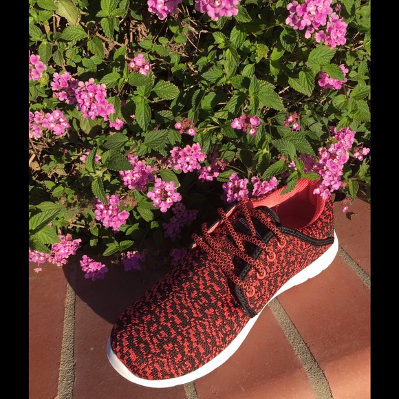 Big girls lace up running sneakers. Pink. NIB - Picture 5 of 5