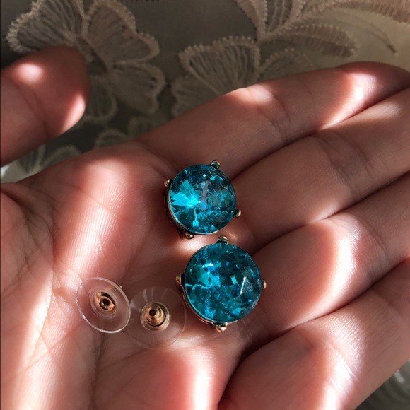 🦋Aqua Blue Simulated Gemstone Earrings - Picture 6 of 6