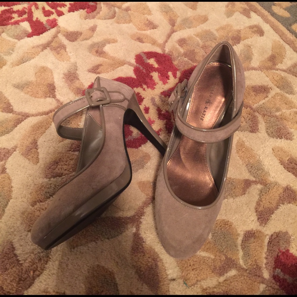 KELLY & KATIE Gray/Taupe Suede and Patent Heels