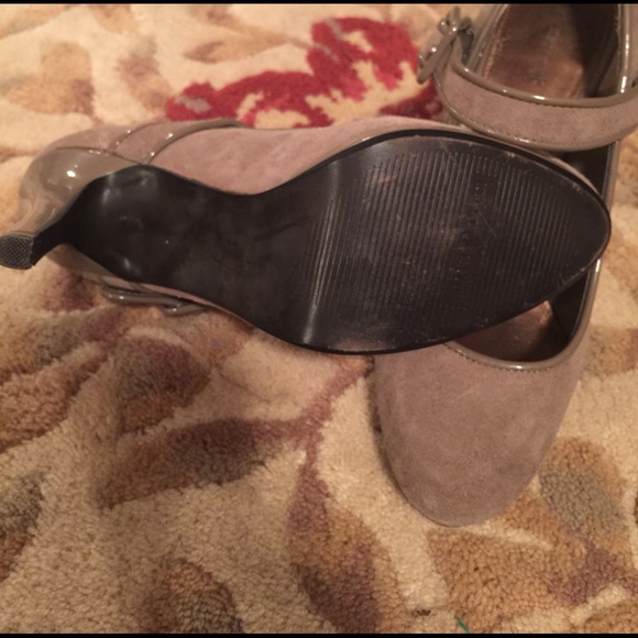 KELLY & KATIE Gray/Taupe Suede and Patent Heels - Picture 2 of 4