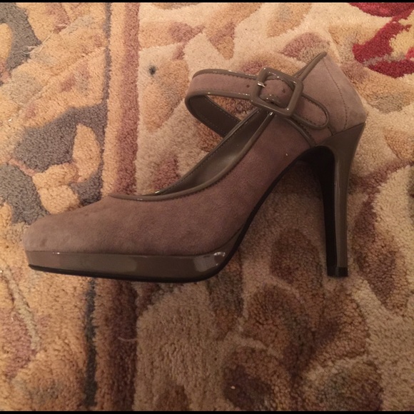 KELLY & KATIE Gray/Taupe Suede and Patent Heels - Picture 3 of 4