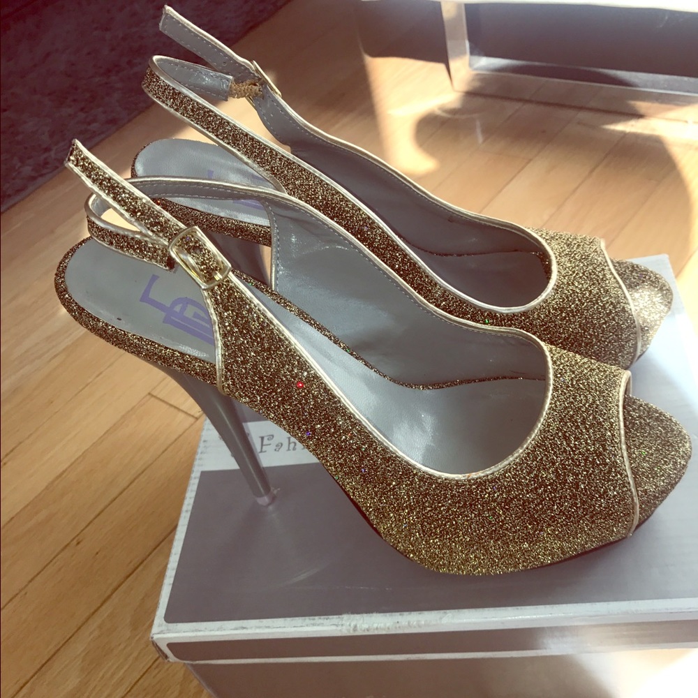 ✨GLITAROI GOLD OPEN TOE CELIA CITY GAL SHOE✨ -