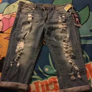 Destroyed Capri Jeans