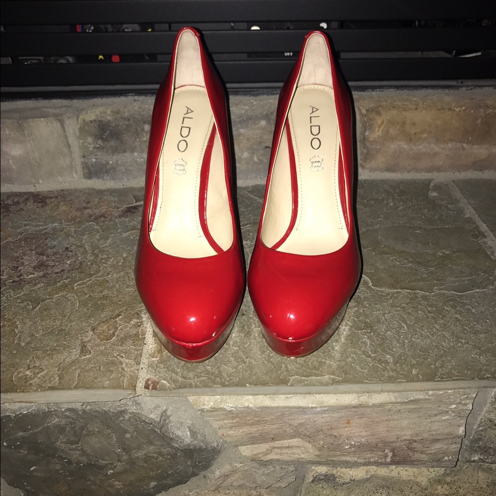 Bright red Pumps