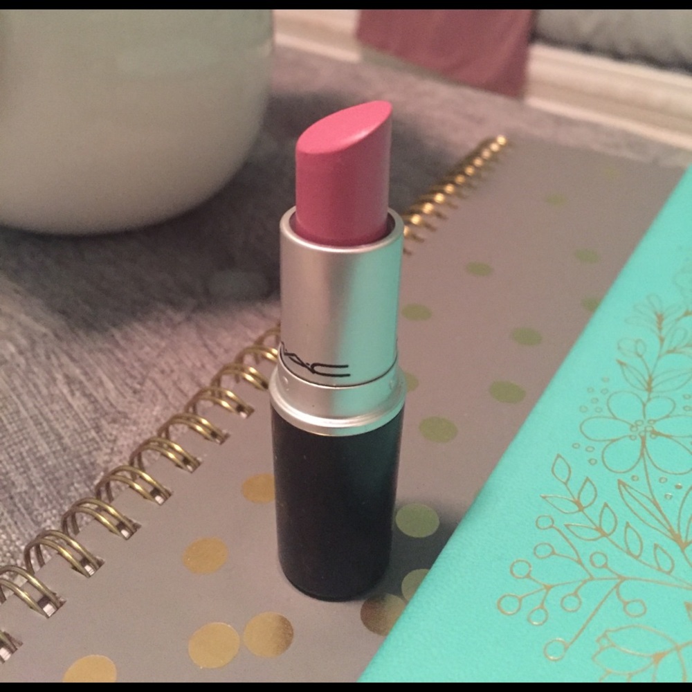 Mac lipstick ( snob)