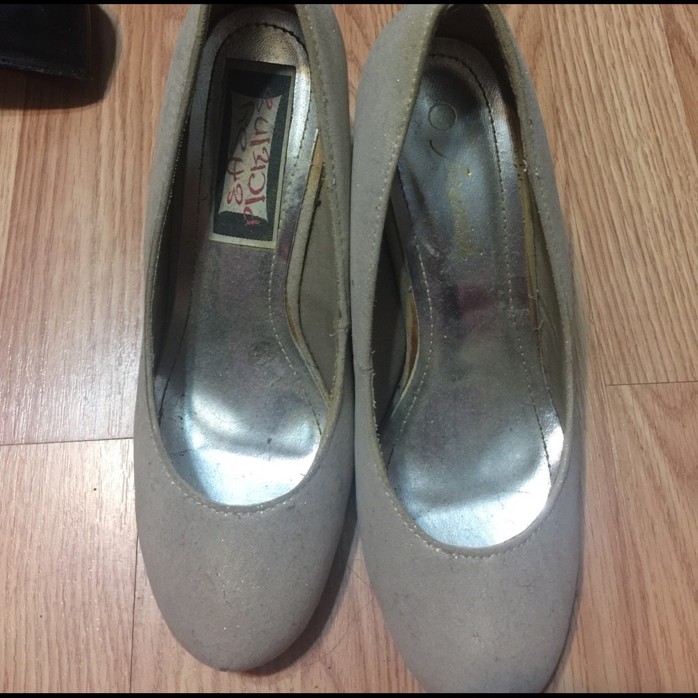 Comfortable shiny gold / beige heels