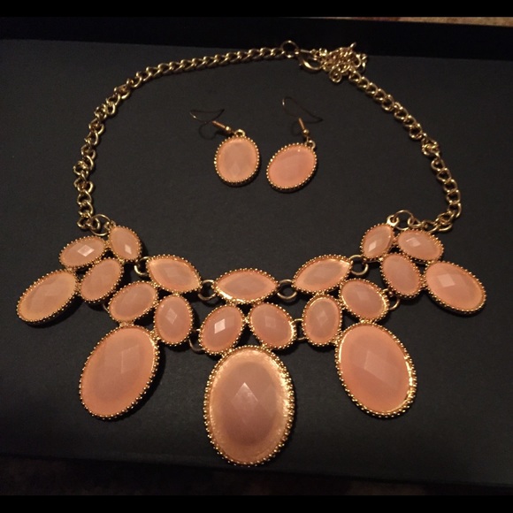 Light pink statement necklace with earrings - Picture 1 of 2