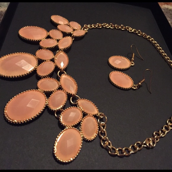 Light pink statement necklace with earrings - Picture 2 of 2
