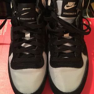 Men/young man Nike internationalist mid
