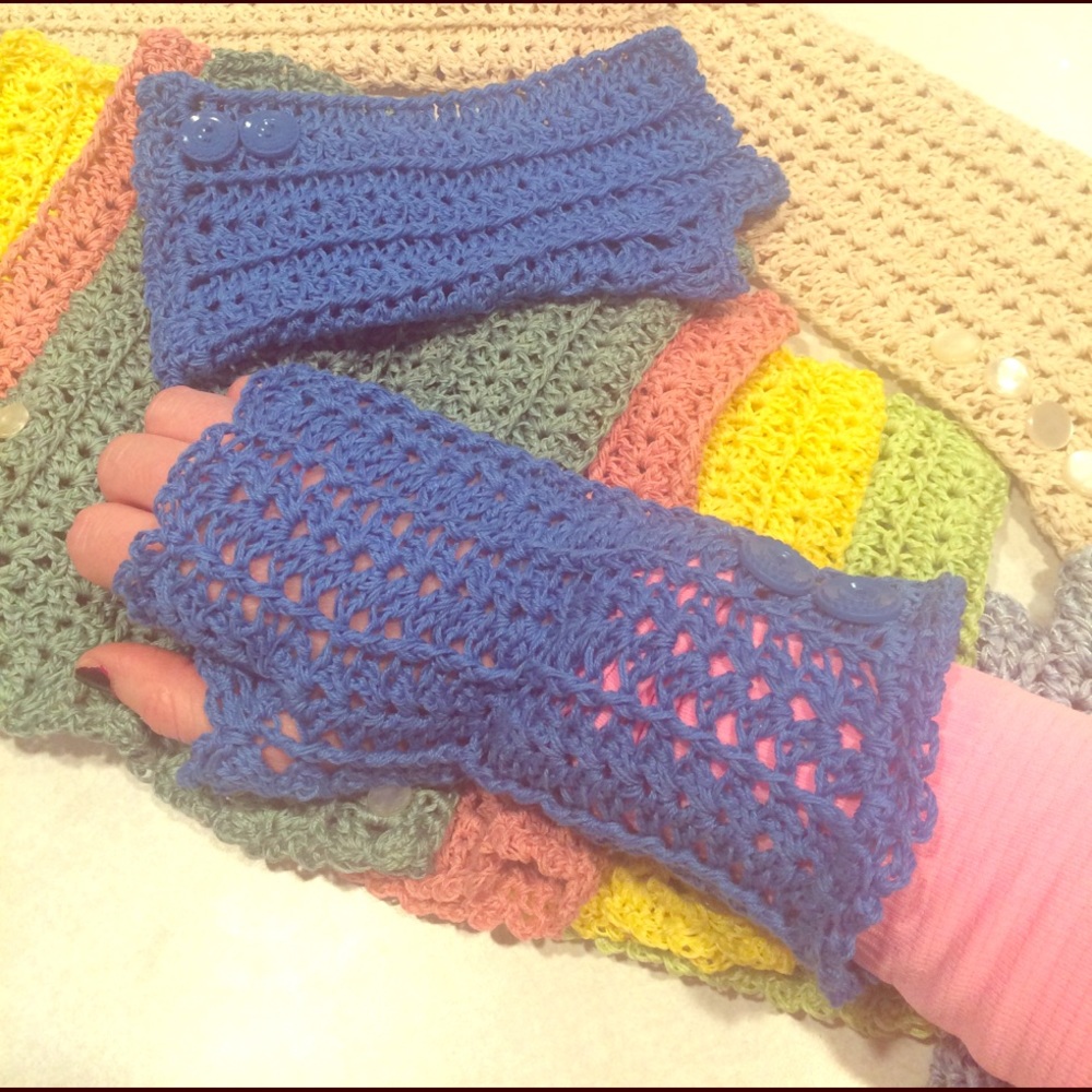 Brand new lot of fingerless gloves just in!