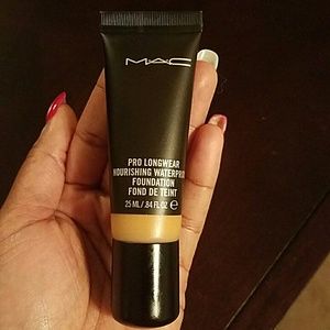 Mac pro longwear nourishing waterproof foundation