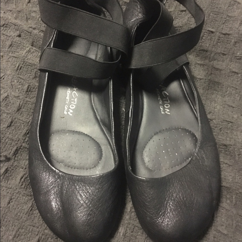 Barely used supportive flats! KENNETH COLE!