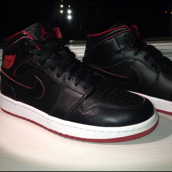Jordan 1 Bred Mid - Picture 2 of 4
