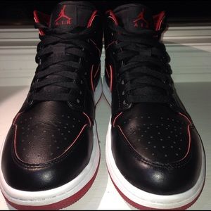 Jordan 1 Bred Mid
