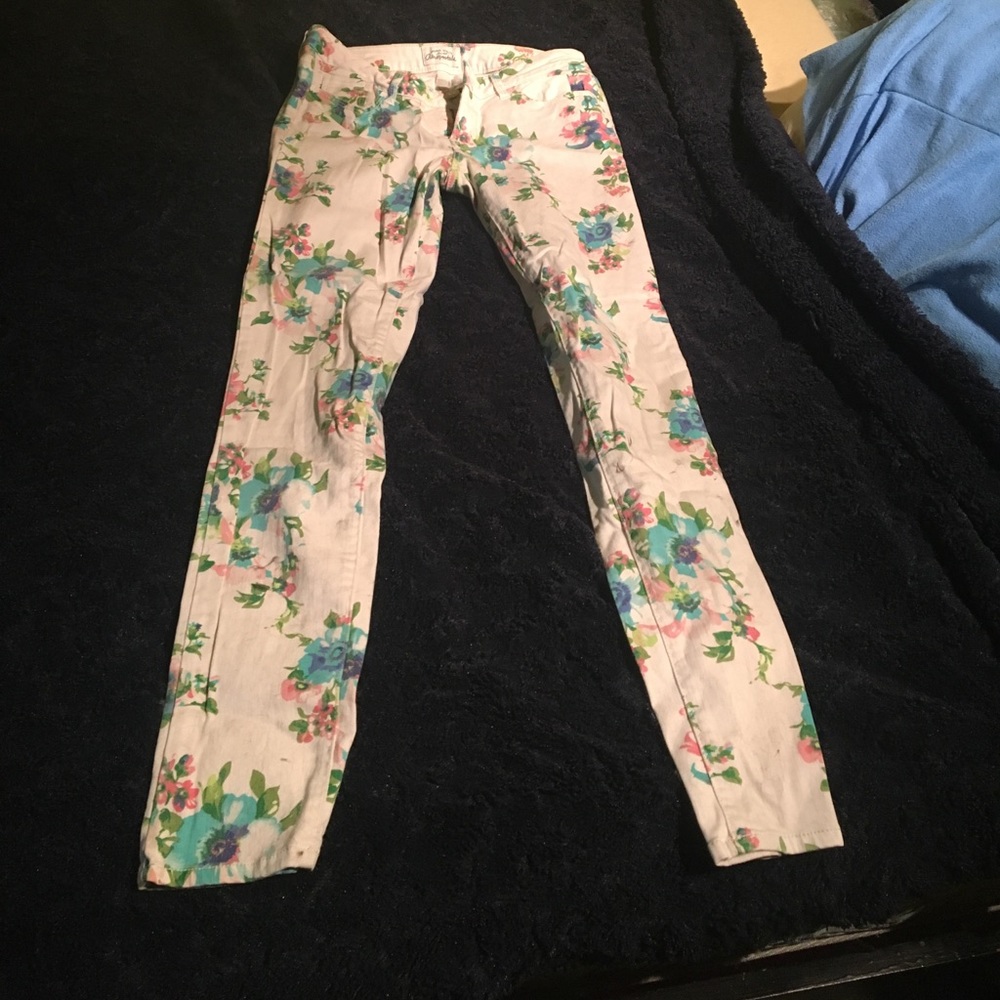 White floral jeans 🌸