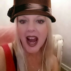 Meet your Posher, Lorilee