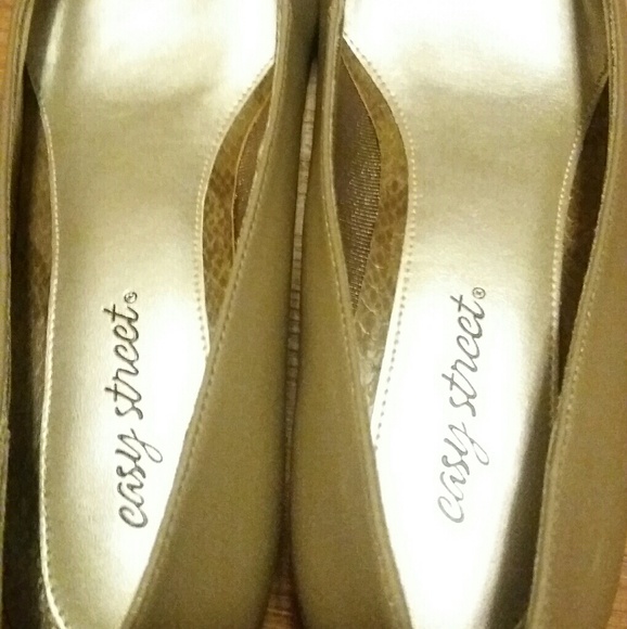 Tan shoes with snakeskin design - Picture 2 of 6