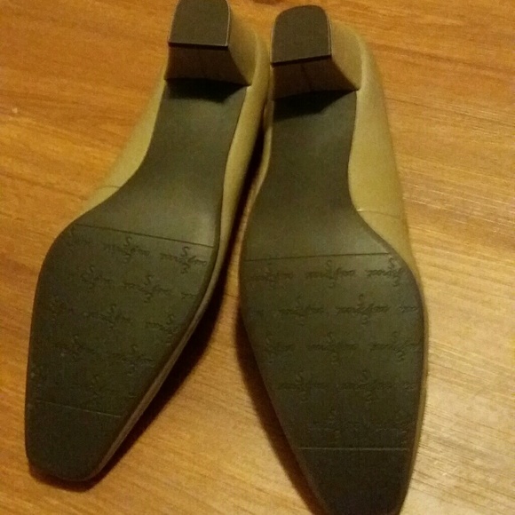 Tan shoes with snakeskin design - Picture 3 of 6