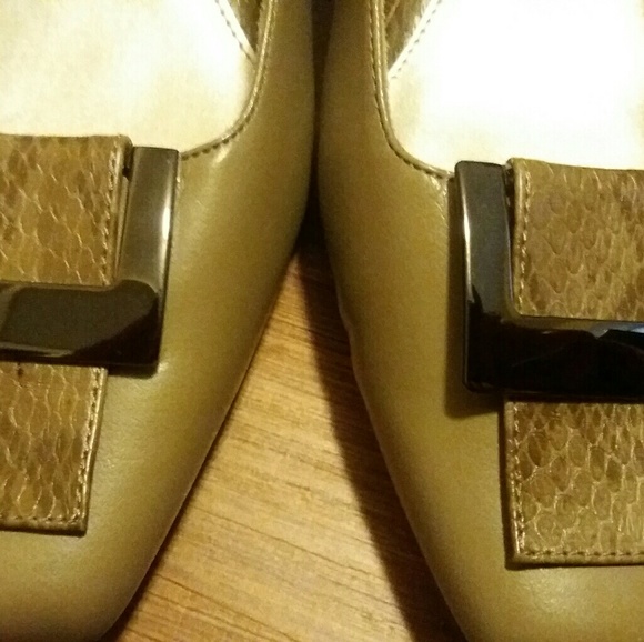 Tan shoes with snakeskin design - Picture 4 of 6