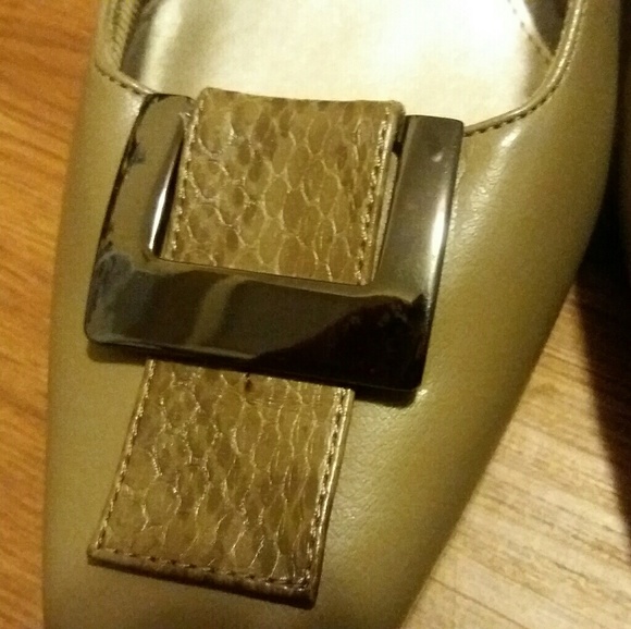 Tan shoes with snakeskin design - Picture 5 of 6