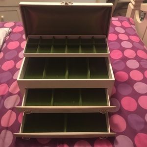 Jewelry box