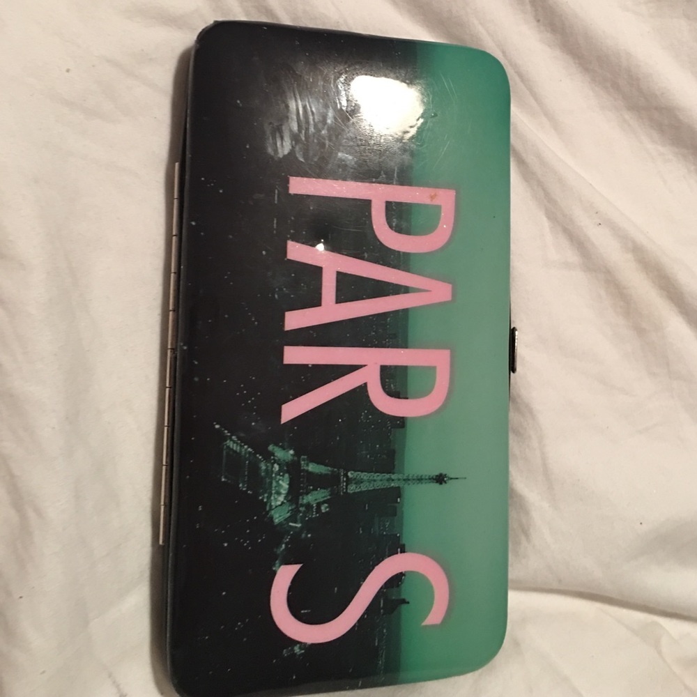 Claire's wallet
