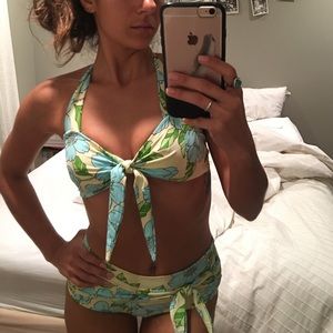 Pinup Hawaiian bikini