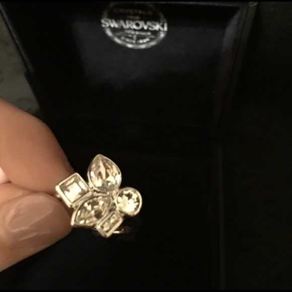 Swarovski Crystal ring. Size 7. - Picture 3 of 3